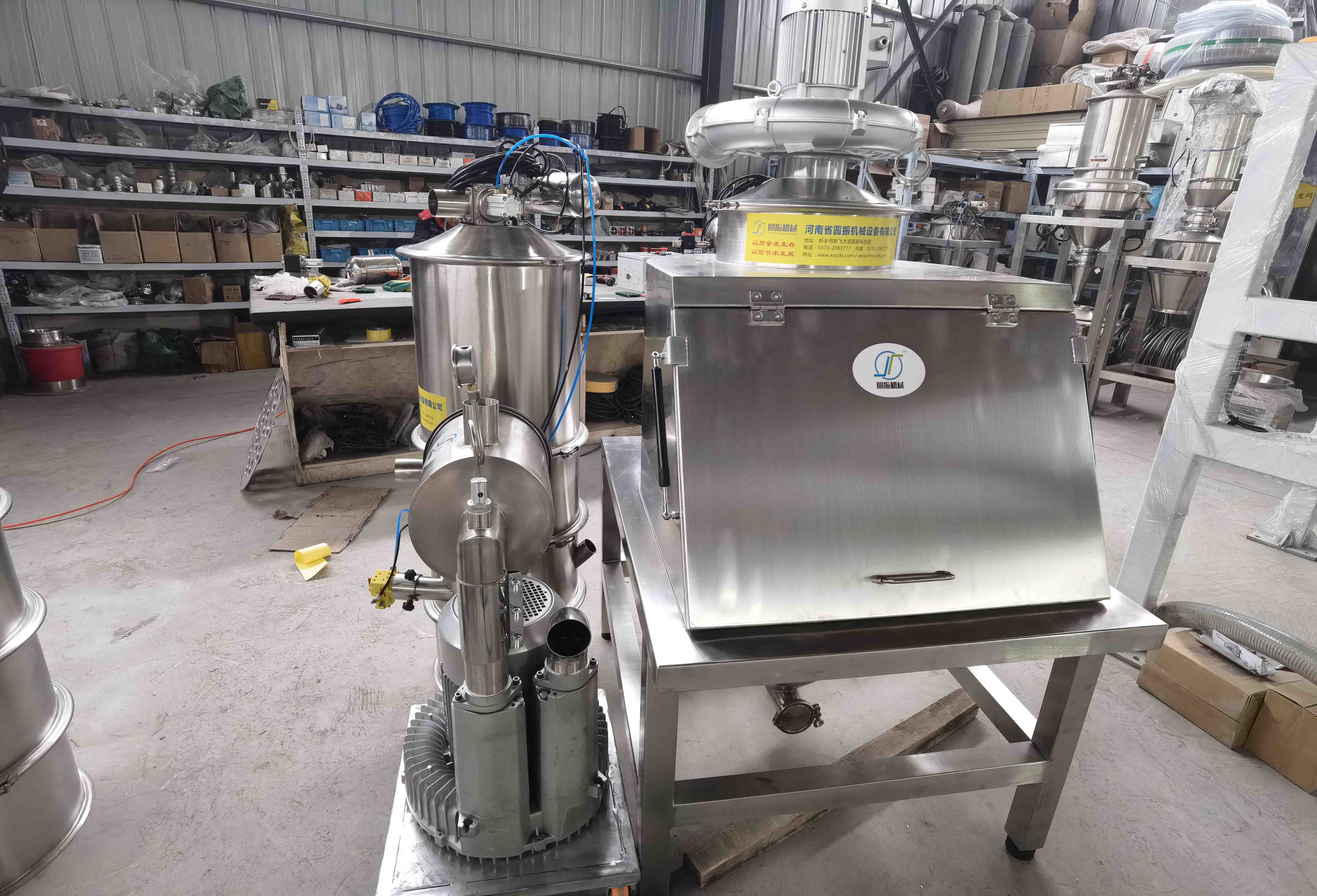 真空上料機(jī)、無(wú)塵投料站整裝待發(fā)